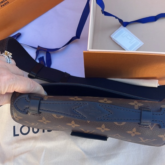 Louis Vuitton men’s cross body bag. S Lock -Sling. Neiman Marcus 2022. - Picture 8 of 16